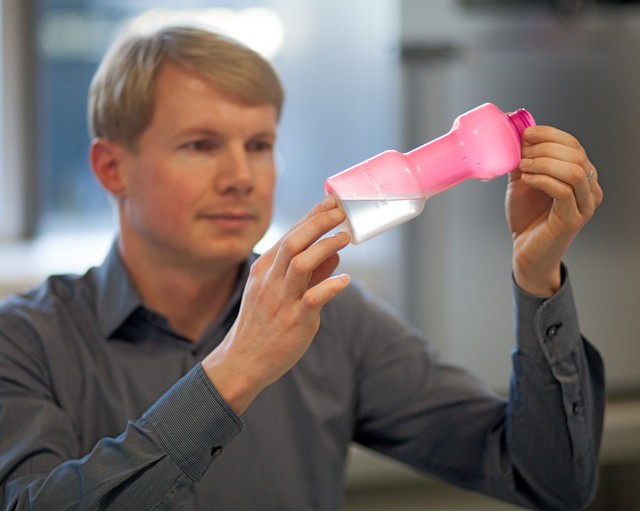 Mit den biobasierten thermochromen Farbstoffen von Dr. Christian Rabe sollen künftig auch reine Biokunststoffe ihre Farbe wechseln können.