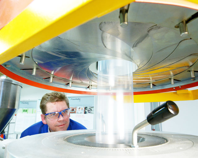 Bio-based blown film is produced at Fraunhofer IAP. © Fraunhofer IAP, Photo: Till Budde