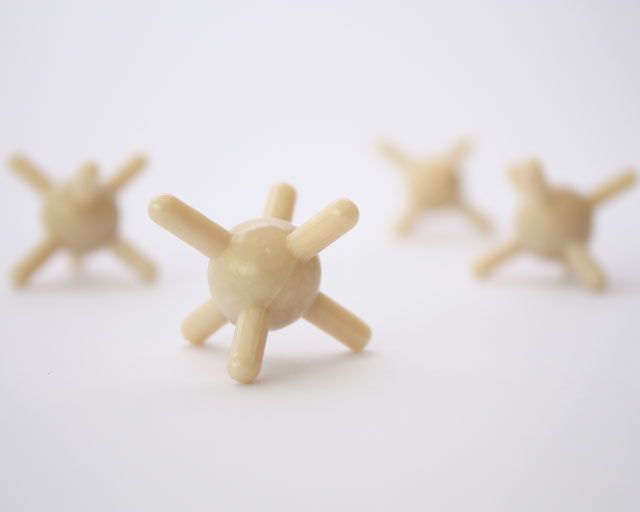 Sulfur atoms from a molecule construction kit. © Fraunhofer IAP