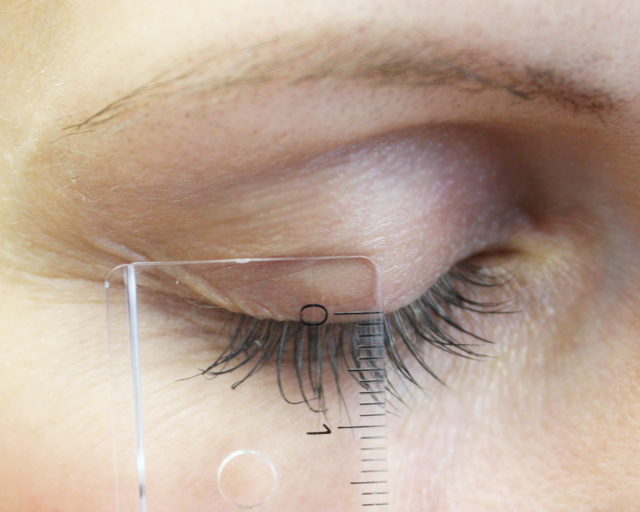 The plant-based substance allows lashes to grow visibly stronger – without any identifiable side effects.