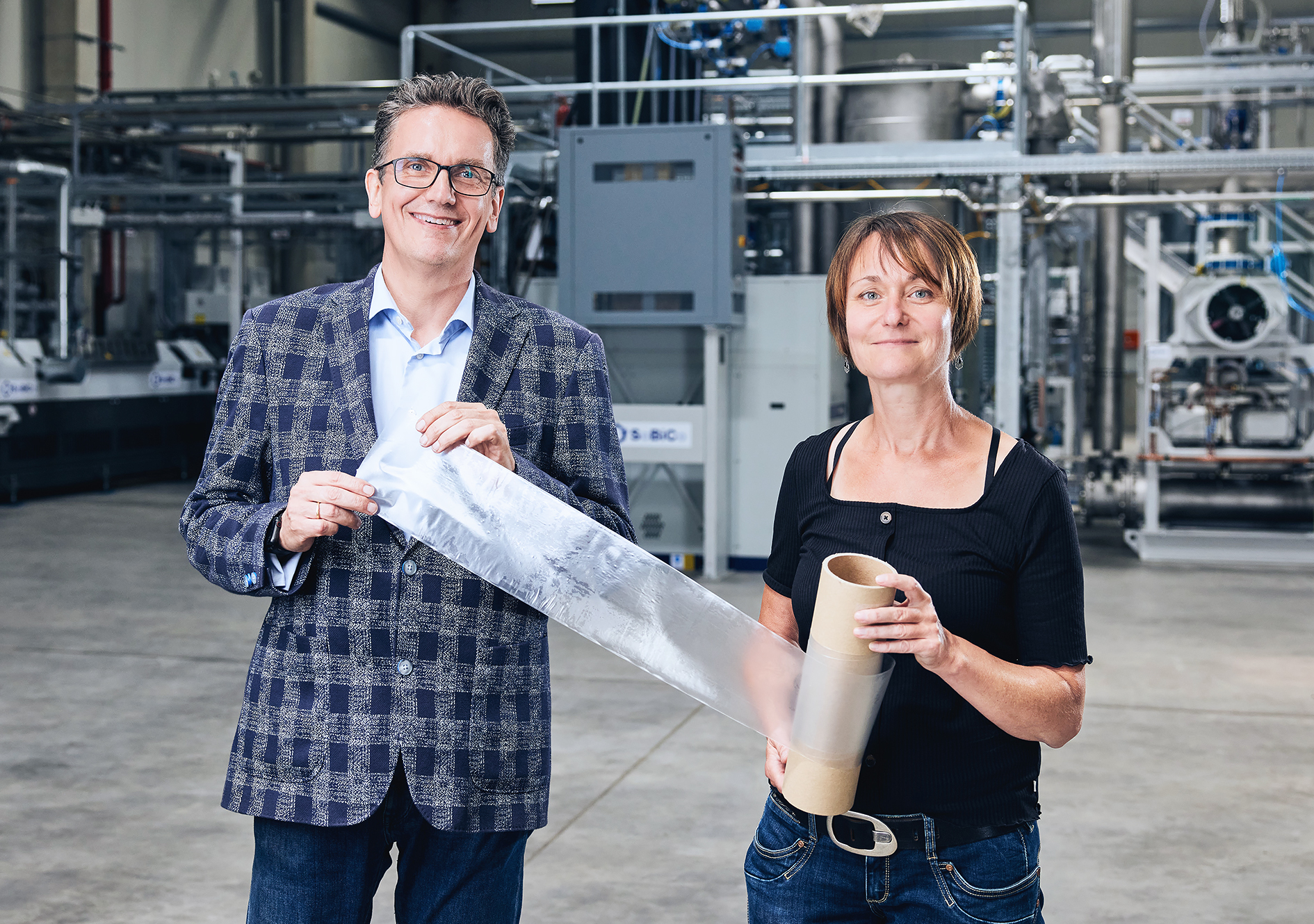 Dr. Gerald Hauf, managing director of the Polymer Group and Dr. Antje Lieske, head of department "Polymer Synthesis" at the Fraunhofer IAP open up new fields of application for bioplastics with innovative PLA copolymers. 