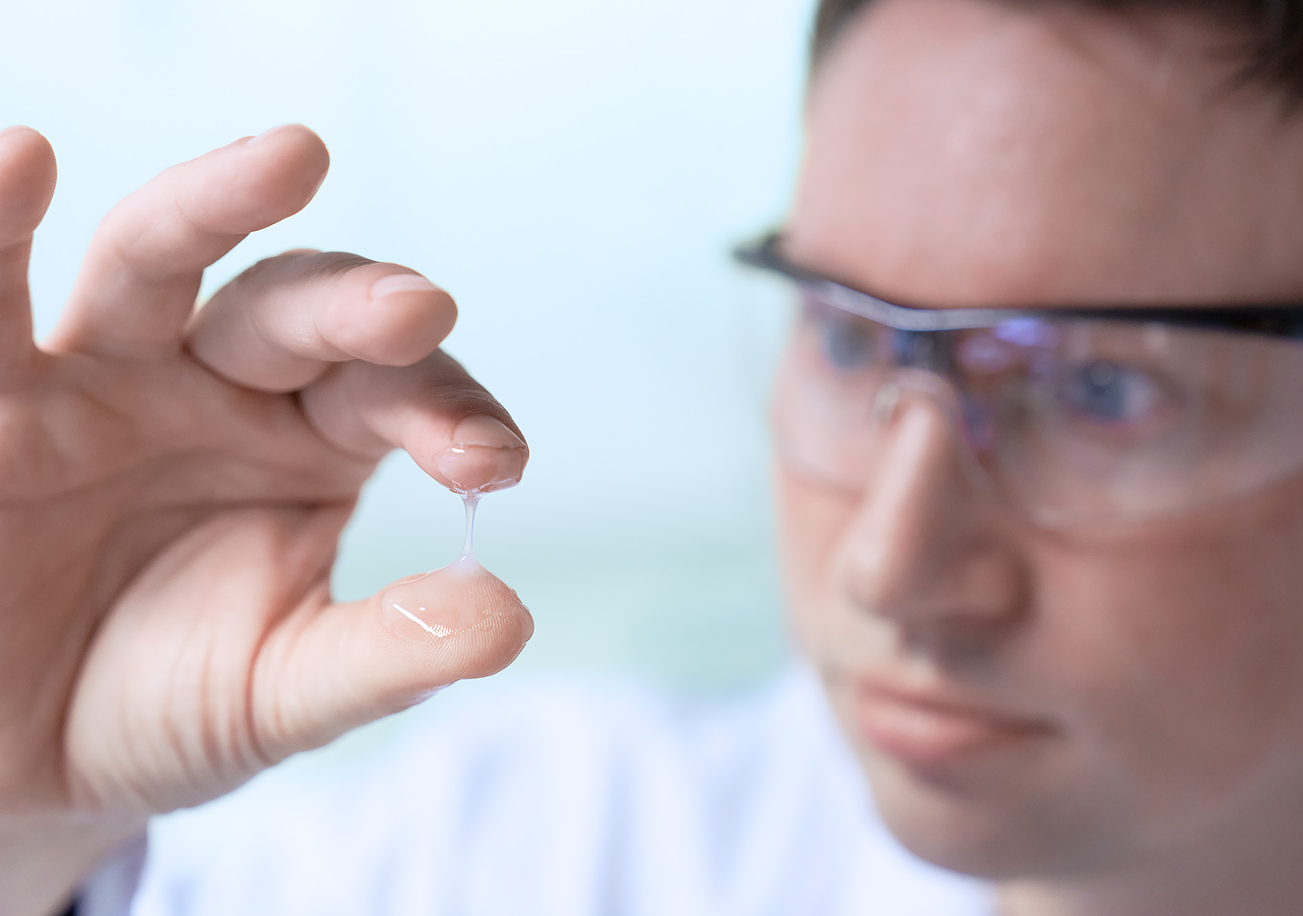 Bio-based adhesives can replace dispersion adhesives made from synthetic polymers, for example in the production of packaging.